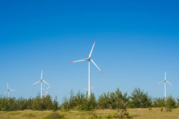 Fototapeta premium Ótimo conceito de energia renovável, geradores eólicos em céu azul, energia eólica.
