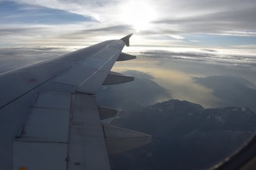 Naklejka na ściany i meble Avión, vuelo, viaje, viajar, ala de avión, paisaje aéreo, volar, viajando, vacaciones, vuelo a Suiza, sobrevolar, descansar, pensar, en las nubes, cielo, nubes
