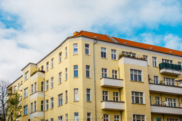 Fototapeta na wymiar yellow corner building at berlin