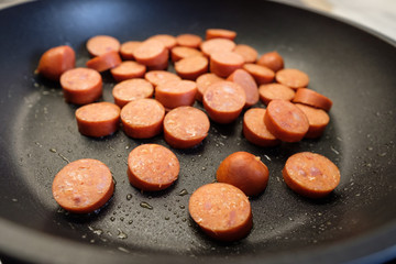Nahaufnahme Debrezinger Wurst in Bratpfanne mit Öl
