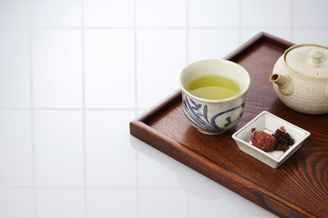 朝のお茶と梅干し