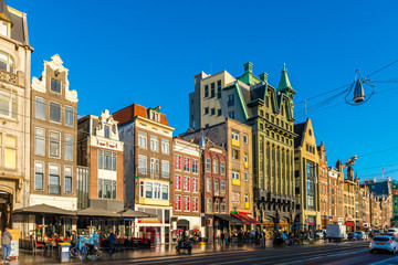 Obraz premium La Damrak à Amsterdam en Hollande aux Pays-Bas