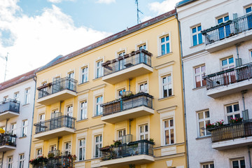 Fototapeta na wymiar white and yellow apartment houses in berlin