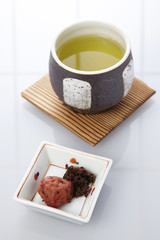 朝のお茶と梅干し