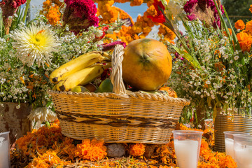 Las frutas adornan el altar de muerto.