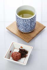 朝のお茶と梅干し