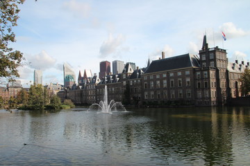 Fototapeta premium Dutch parliament building Binnenhof at the Hofvijver with fountainb
