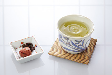 朝のお茶と梅干し