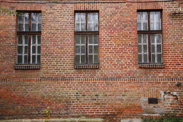 3 alte glasfenster in einer alten ziegelmauer aus roten ziegelsteinen