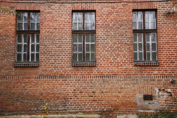 3 alte glasfenster in einer alten ziegelmauer aus roten ziegelsteinen