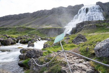 Landschaft rund um den Dynjandi-Wasserfall in den Westfjorden, Island