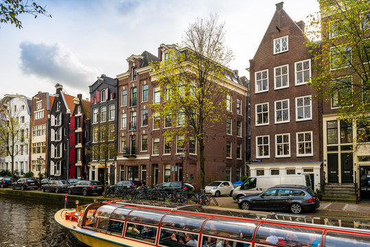 Canal à Amsterdam et ses vedettes touristiques, Hollande aux Pays-Bas