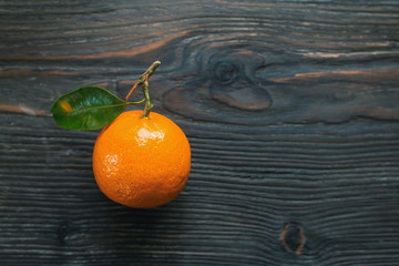 mandarine mit grünem blatt