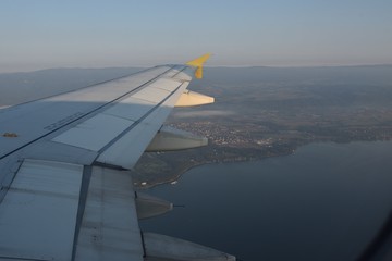 Avión, vuelo, viaje, viajar, ala de avión, paisaje aéreo, volar, viajando, vacaciones, vuelo a Suiza, sobrevolar, descansar, pensar, en las nubes, cielo, nubes