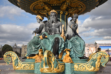 Fototapeta na wymiar Statues de la fontaine place de la Concorde à Paris, France