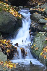 Fototapeta na wymiar Wasserfall im Herbst 