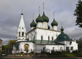 Fototapeta na wymiar Saviour Church on the City in Yaroslavl