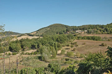 Fototapeta na wymiar La campagna e le colline umbre ad Assisi