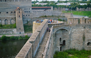 Вид на обзорную площадку на башне Ивангородской крепости в Ленинградской области.