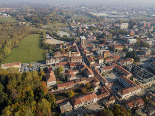 Limbiate, vista aerea, chiesa, abitazioni strade e vie del centro. Italia. Autunno, parco e foliage