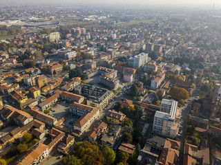 Limbiate, vista aerea, chiesa, abitazioni strade e vie del centro. Italia. Autunno, parco e foliage