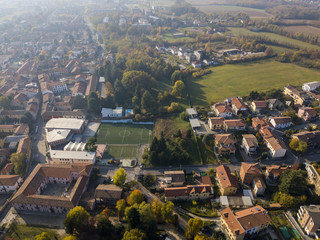 Limbiate, vista aerea, chiesa, abitazioni strade e vie del centro. Italia. Autunno, parco e foliage