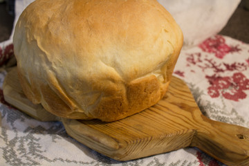 Хлеб на деревянной досточке