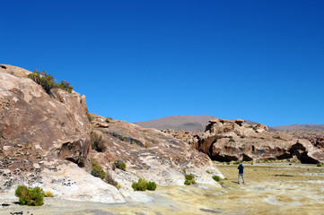 Fototapeta premium Silhouette humaine dans un paysage rocailleux