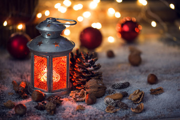 Laterne im Schnee mit Weihnachtsdeko