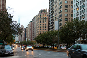 Fototapeta premium Cars drive by on a dreary day in Manhatten