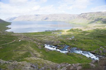 Landschaft rund um den Dynjandi-Wasserfall in den Westfjorden, Island