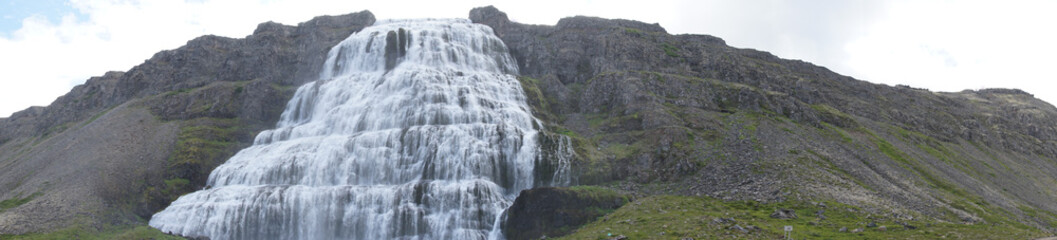 Landschaft rund um den Dynjandi-Wasserfall in den Westfjorden, Island
