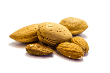 Mandeln Mandel mit Schale isoliert freigestellt auf weißen Hintergrund, Freisteller