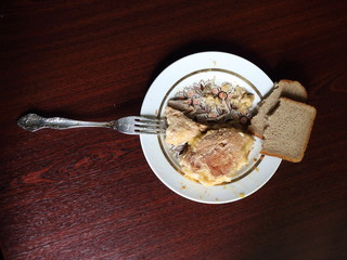 a plate of stewed meat on the table and bread
