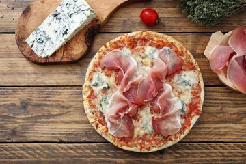 Crédence de cuisine en verre imprimé Pizzeria pizza speck e gorgonzola su sfondo rustico