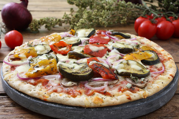 pizza vegetariana su sfondo rustico
