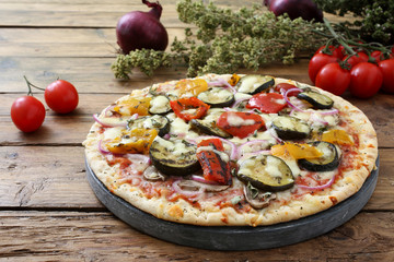 pizza vegetariana su sfondo rustico