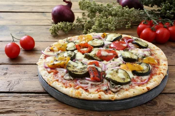 Crédence de cuisine en verre imprimé Pizzeria pizza vegetariana su sfondo rustico