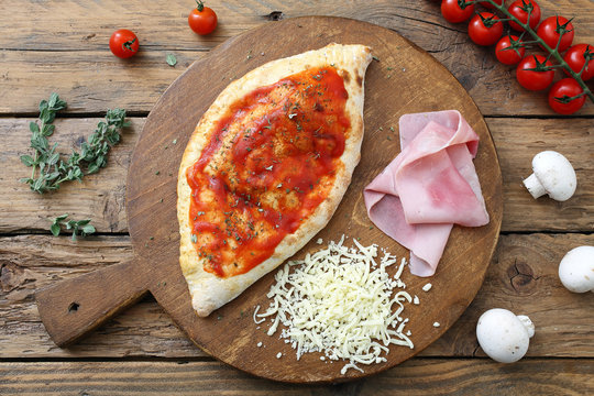 calzone pizza tipica italiana su sfondo rustico
