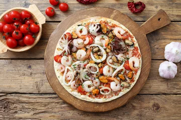 Crédence de cuisine en verre imprimé Pizzeria pizza avec fond rustique de fruits de mer