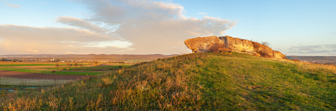 Panorama Landschaft im Burgenland bei Sch&uuml;tzen am Gebirge mit H&ouml;lzlstein