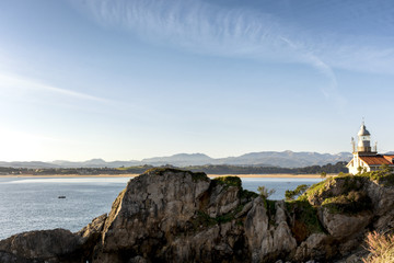 Fototapeta na wymiar Faro y paisaje en la peninsula de la magdalena