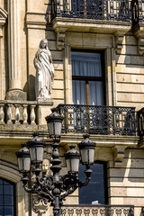 Estatua en edificio santander