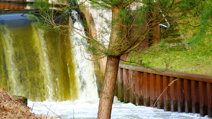 Wasserfall an einem Kanal Wehr