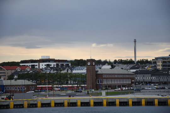 Norwegen, Bod&ouml;, Bod&oslash;, Nordland, Salten, Stadt, Hafen, F&auml;hre, F&auml;hrverbindung, Hafeneinfahrt, Weg, Berge, Sender, Hochhaus, Leuchtturm, Gipfel, Herbst, Wolken, Pier 