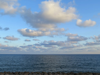 nubes en la playa