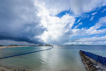 Obraz premium 沖縄のエメラルドビーチ 晴れと雨の境目