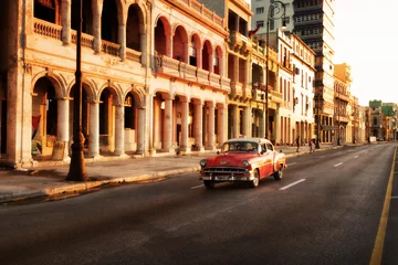 Poster Havana Vintage auto op de weg in Havana © Lukas