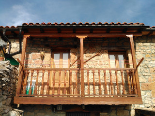 Balcón típico de madera © uzkiland