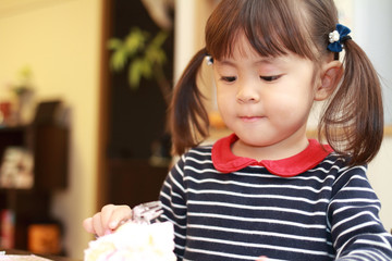 誕生日ケーキを食べる幼児(3歳児)